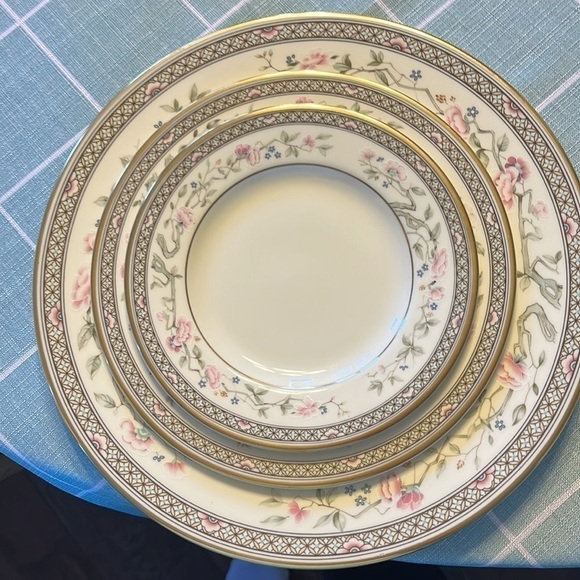 Minton Marquesa, Fine Bone China, Made In England, One Place Setting! - Picture 8 of 9